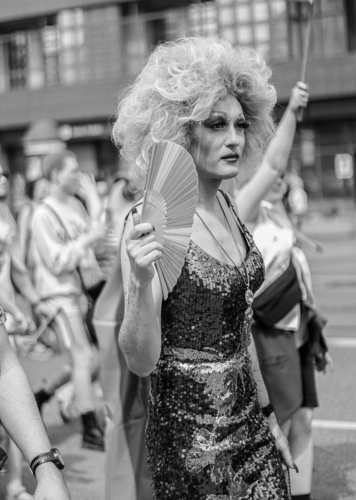 Czarno-biały reportaż — drag queen z wachlarzem