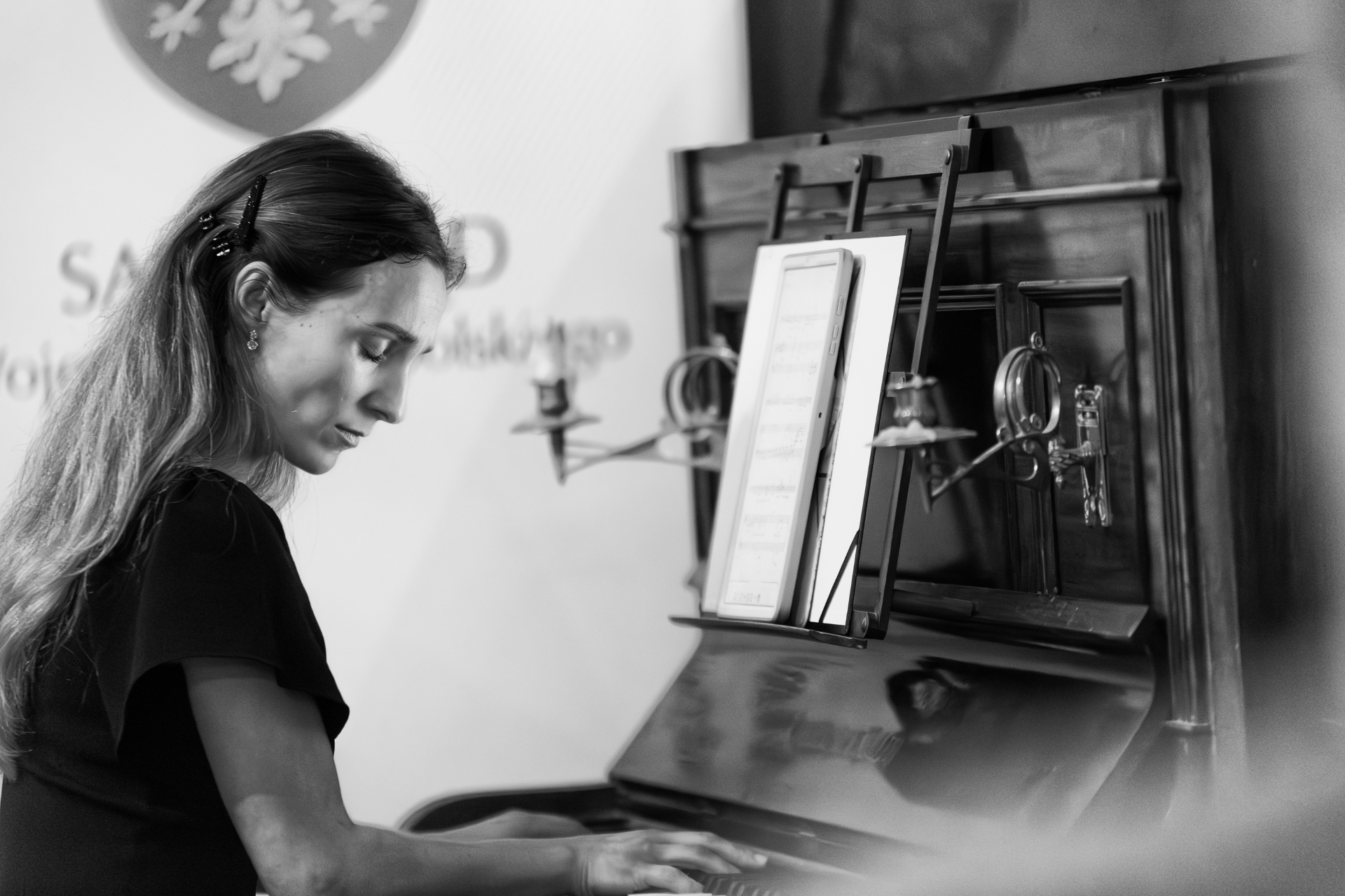 Pianistka przy fortepianie — czarno-białe