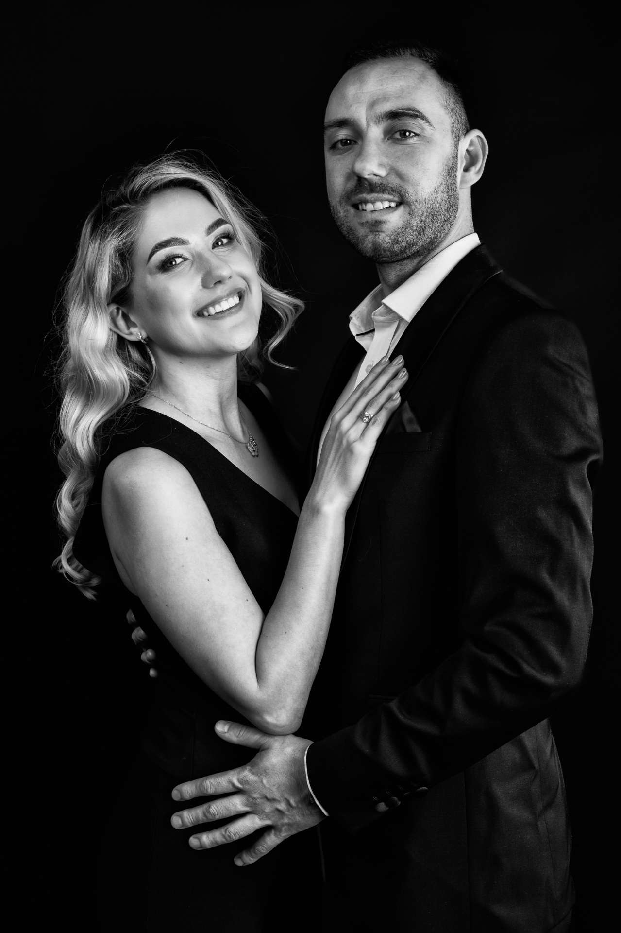 Czarno-biały studyjny portret pary